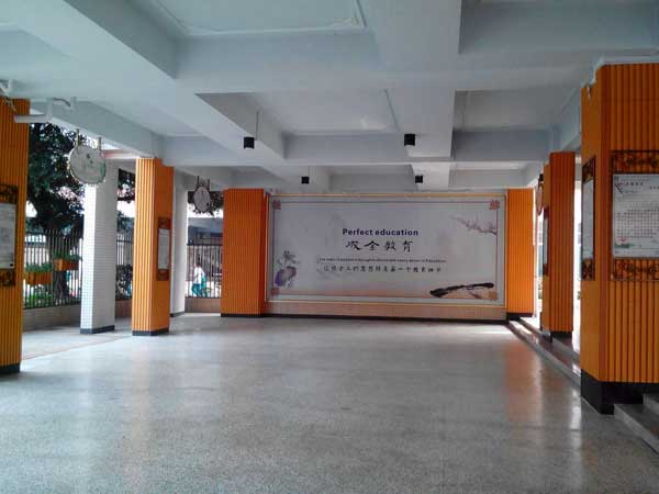 广州市海珠外实验中学教学楼大厅